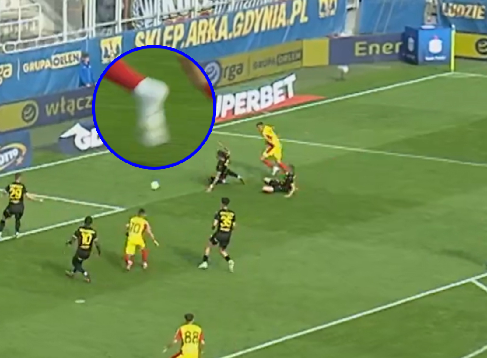 Nietypowa scena w PKO Ekstraklasie. Zgubił buta, ale nie zwolnił tempa [WIDEO]