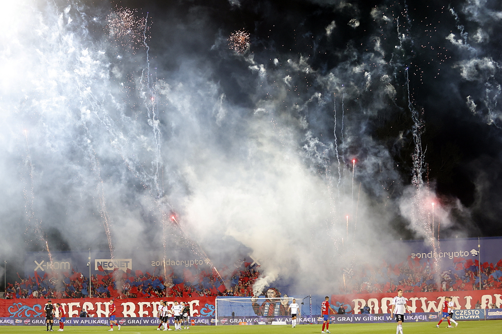 Fajerwerki zamiast rac. "Zabawa" kibiców w Częstochowie [WIDEO]