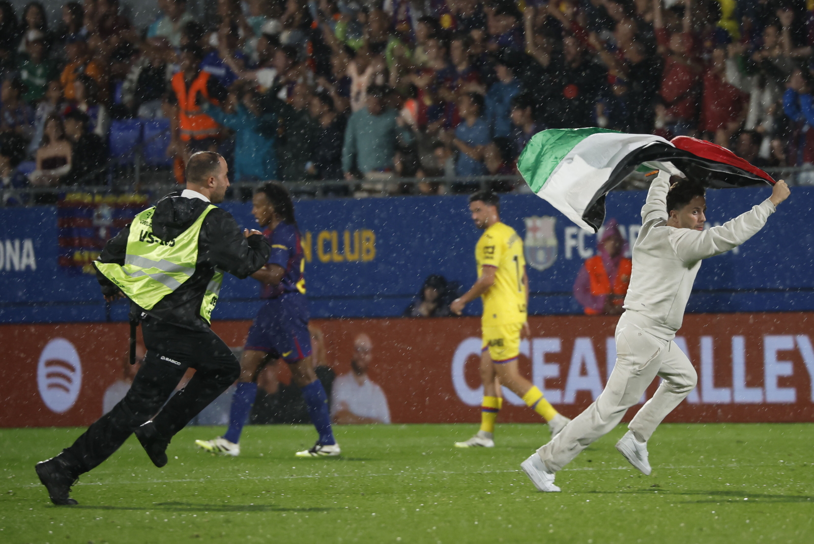 Wtargnął na boisko podczas meczu Barcelony. Miał flagę Palestyny