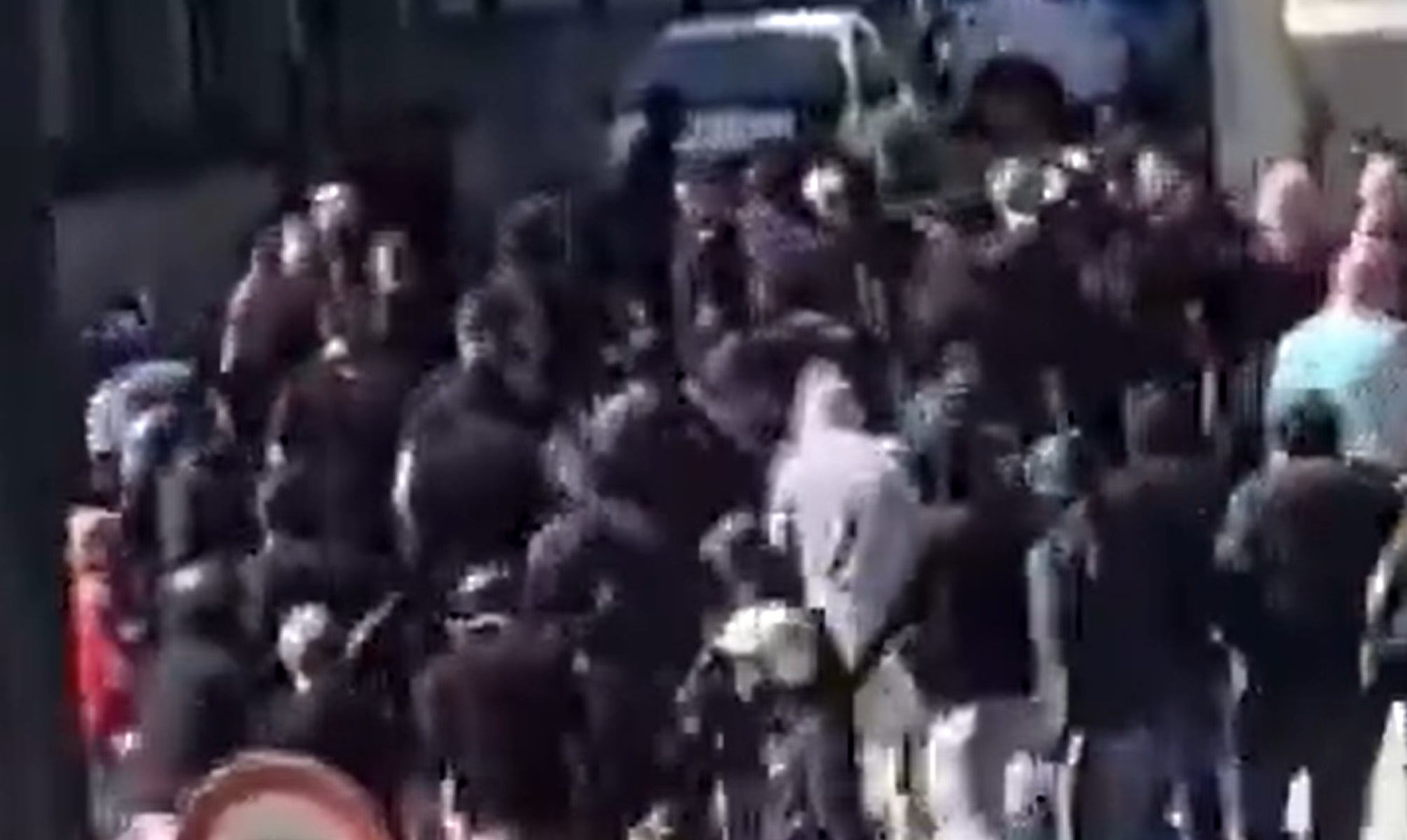 Brutalne starcie chuliganów przed meczem Serie A. W ruch poszły pałki i kastety