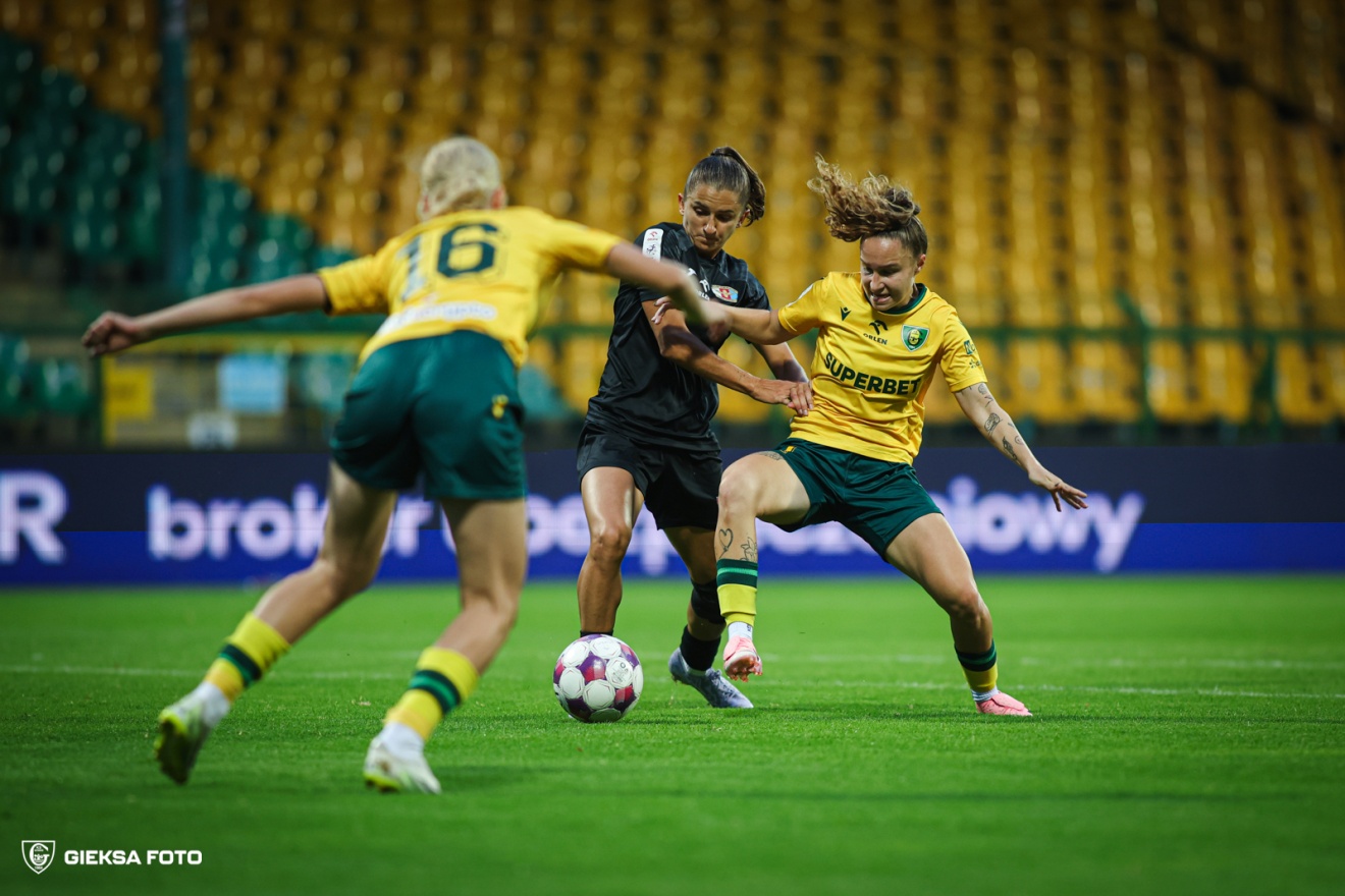 Hit w Katowicach dla Czarnych Antrans Sosnowiec, wysoka wygrana Śląska w Olsztynie