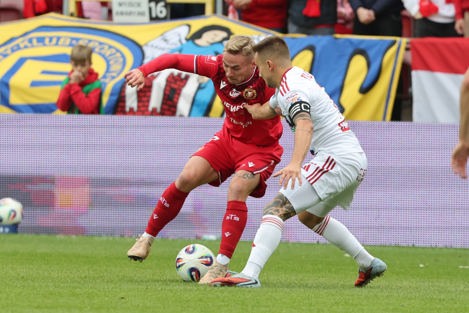 Rzutem na taśmę. Raków Częstochowa wyrwał wygraną w Łodzi w doliczonym czasie