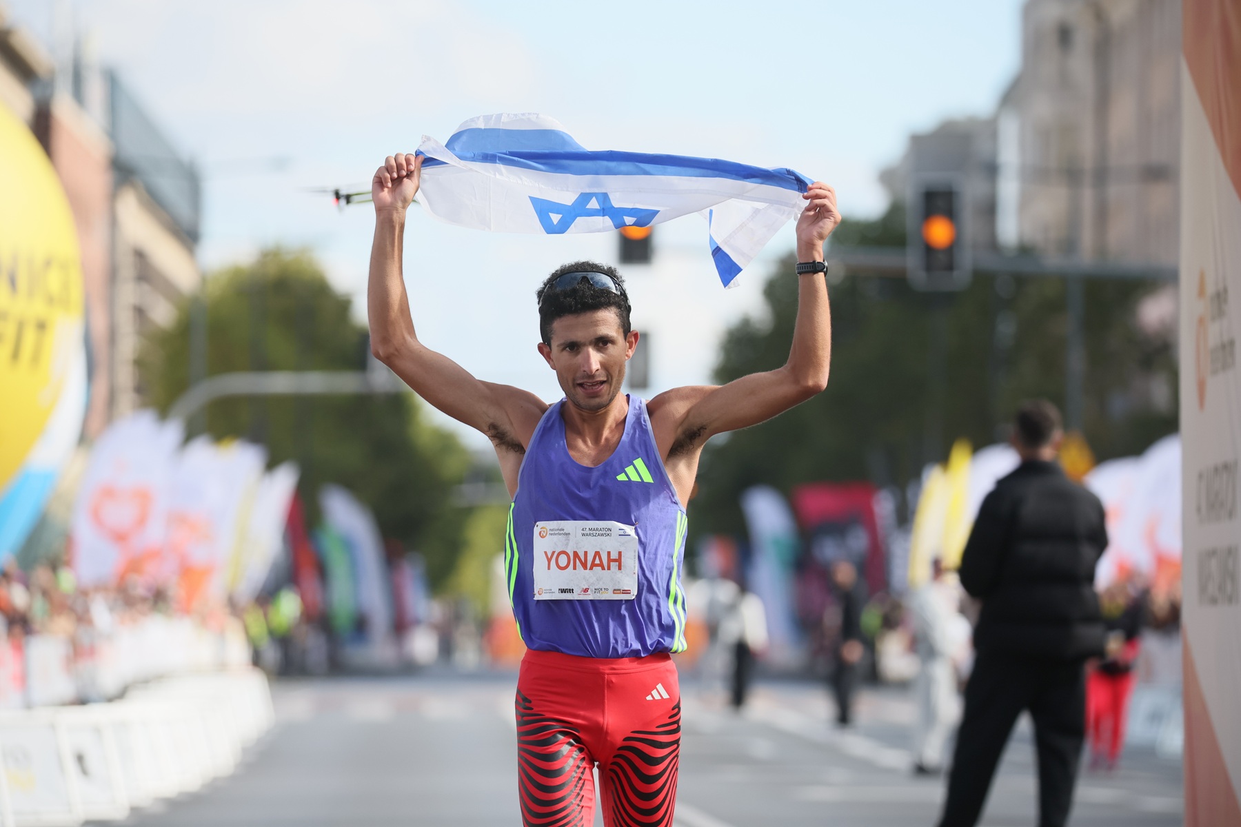 "Mała demonstracja". Na metę Maratonu Warszawskiego wbiegł z flagą Izraela