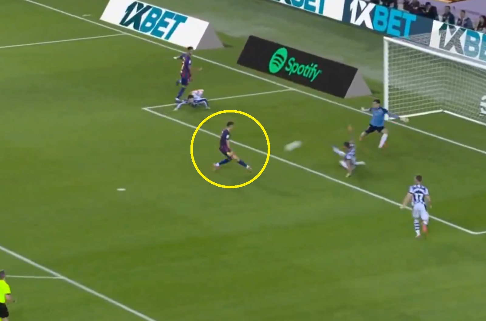 Co tam się stało?! Lewandowski nie trafił w takiej sytuacji [WIDEO]