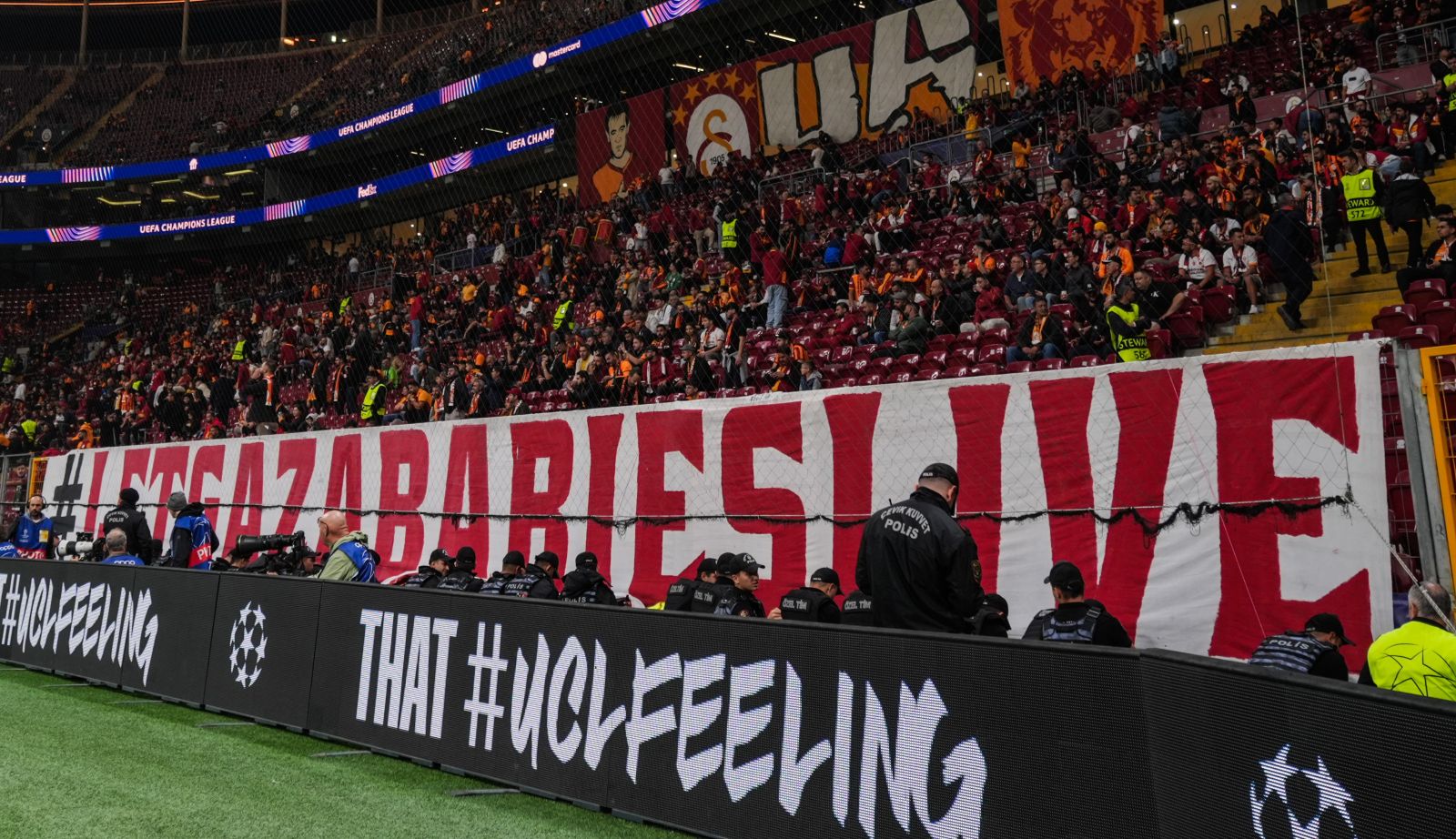 Wywiesili dwa wymowne banery. To protest przeciwko działaniom Izraela