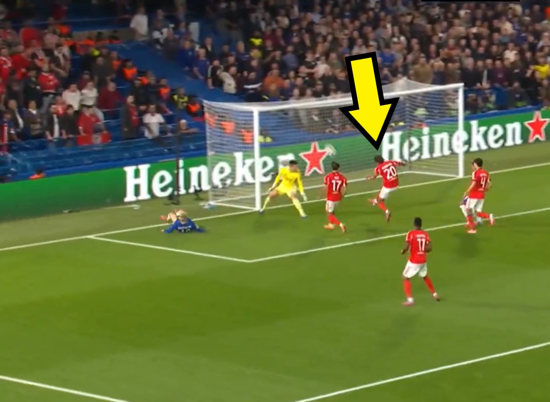 Kuriozalny "samobój" w meczu Chelsea - Benfica. Co on najlepszego zrobił?