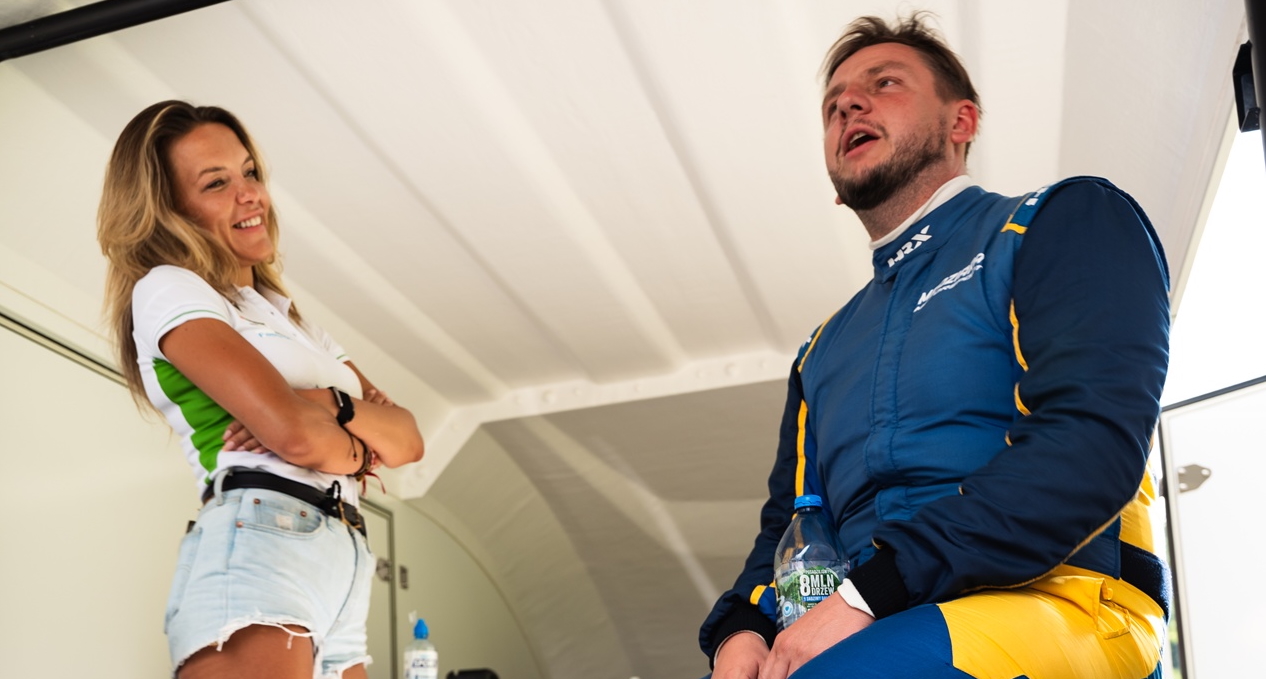 Kobieca ręka zaprowadziła go na szczyt. Teraz chce podbić Europę