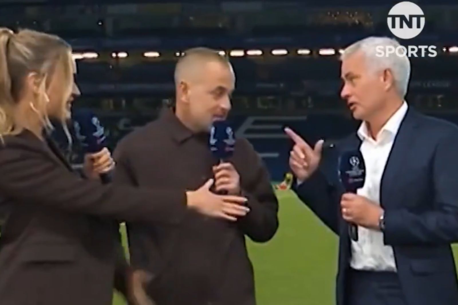 Wyciągnęła rękę do Mourinho. Tylko spójrz, co stało się potem