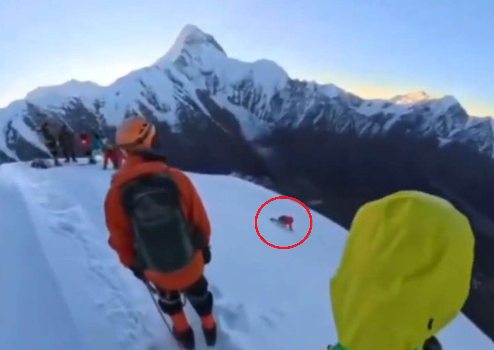 Tragedia na szczycie. Odwiązał linę, by... zrobić zdjęcia