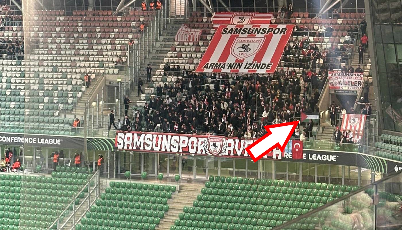 Oto, co pojawiło się na trybunie Turków. Jasna deklaracja w sprawie konfliktu