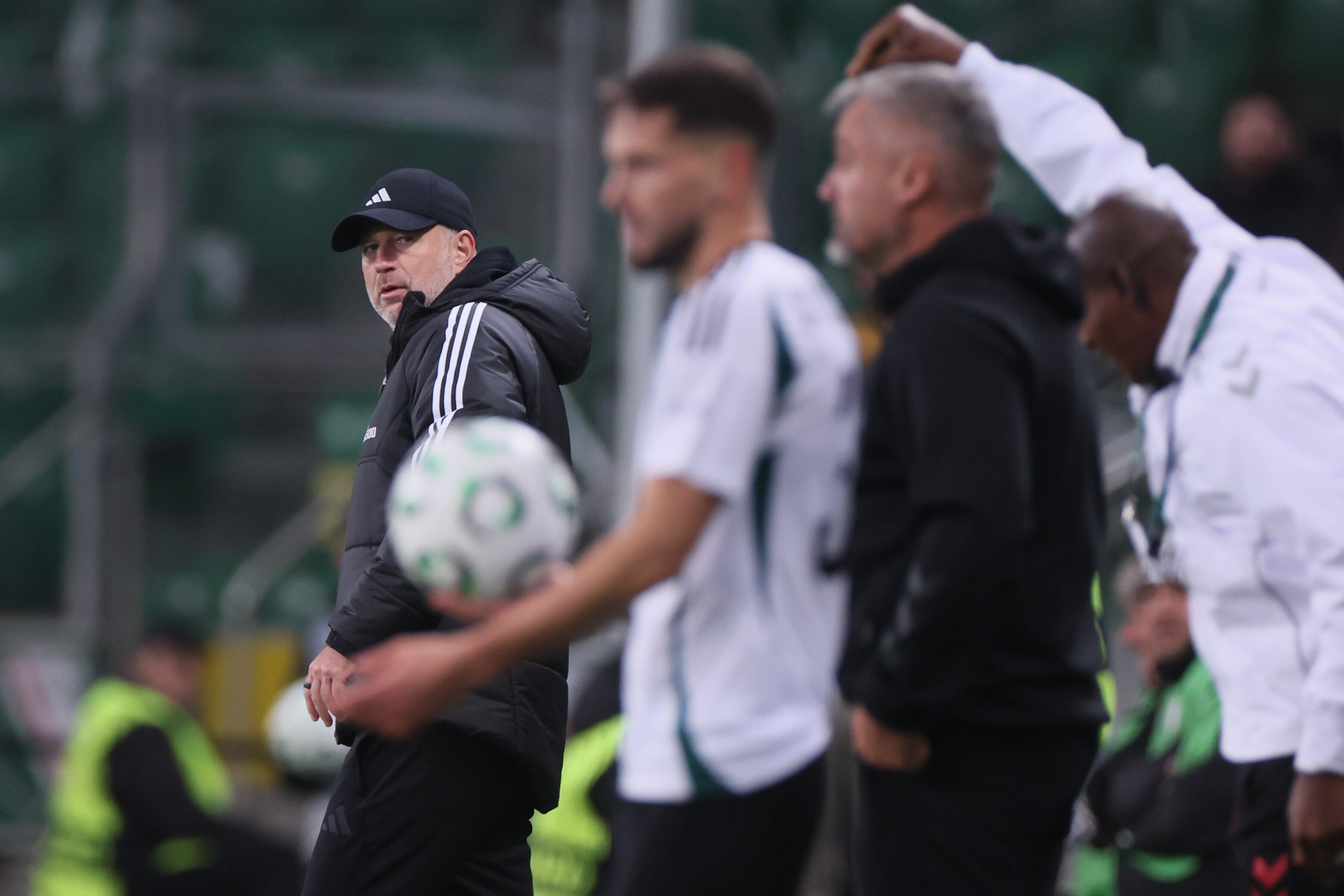 Trzy drużyny zagrały na poważnie. Iordanescu zaśmiał się kibicom w twarz [OPINIA]