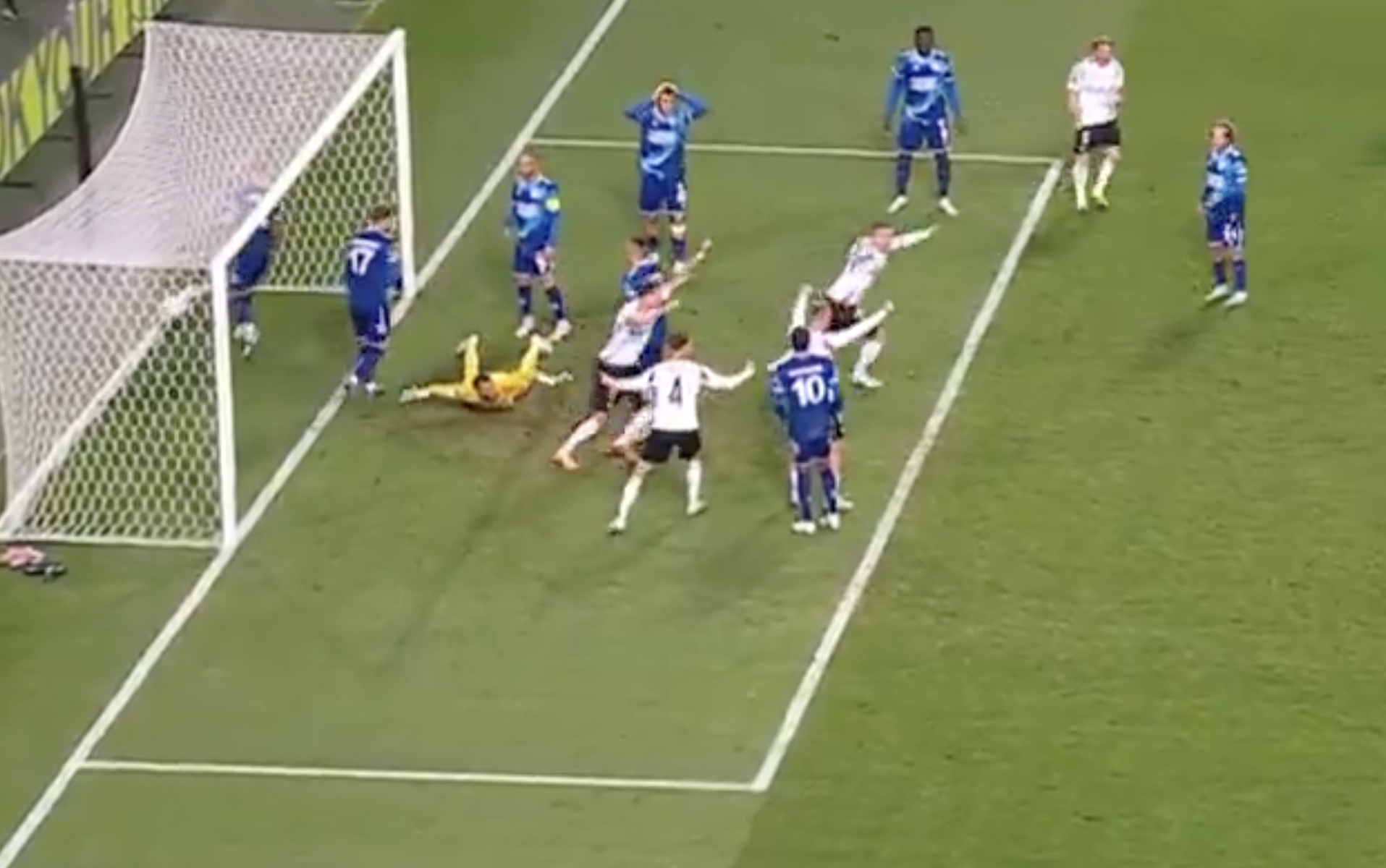 Piłkarze Legii oszaleli z radości. Po chwili sędzia zmienił decyzję