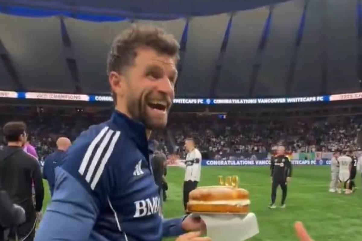 Wręczyli Muellerowi okolicznościowy tort. Reakcja Niemca rozbraja