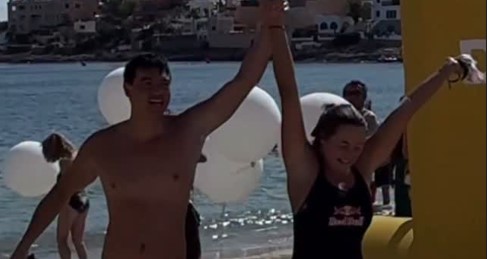 Pływali bez przerwy przez 31 godzin. Przeszli do historii