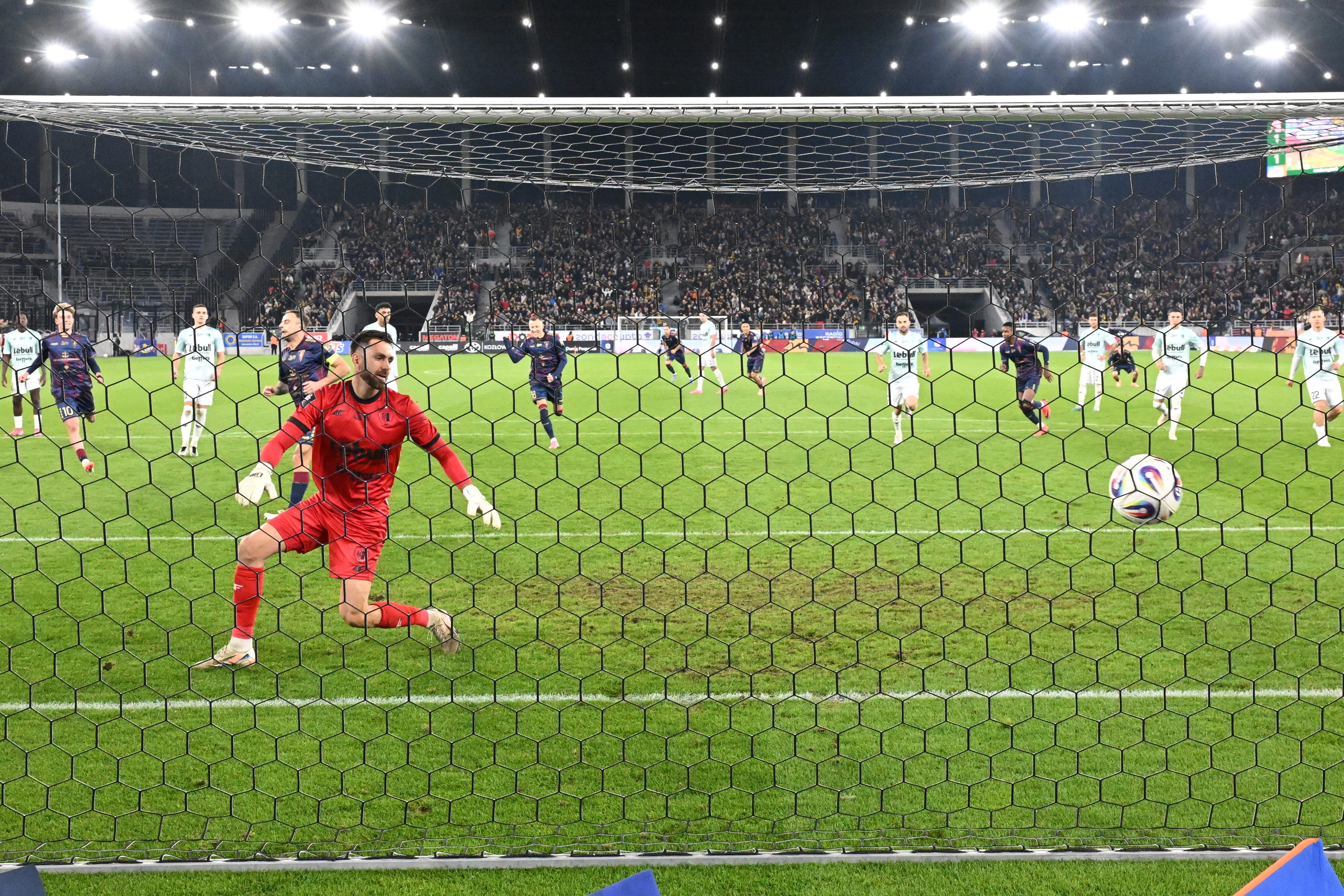 PKO Ekstraklasa: duży awans Pogoni Szczecin, zobacz tabelę