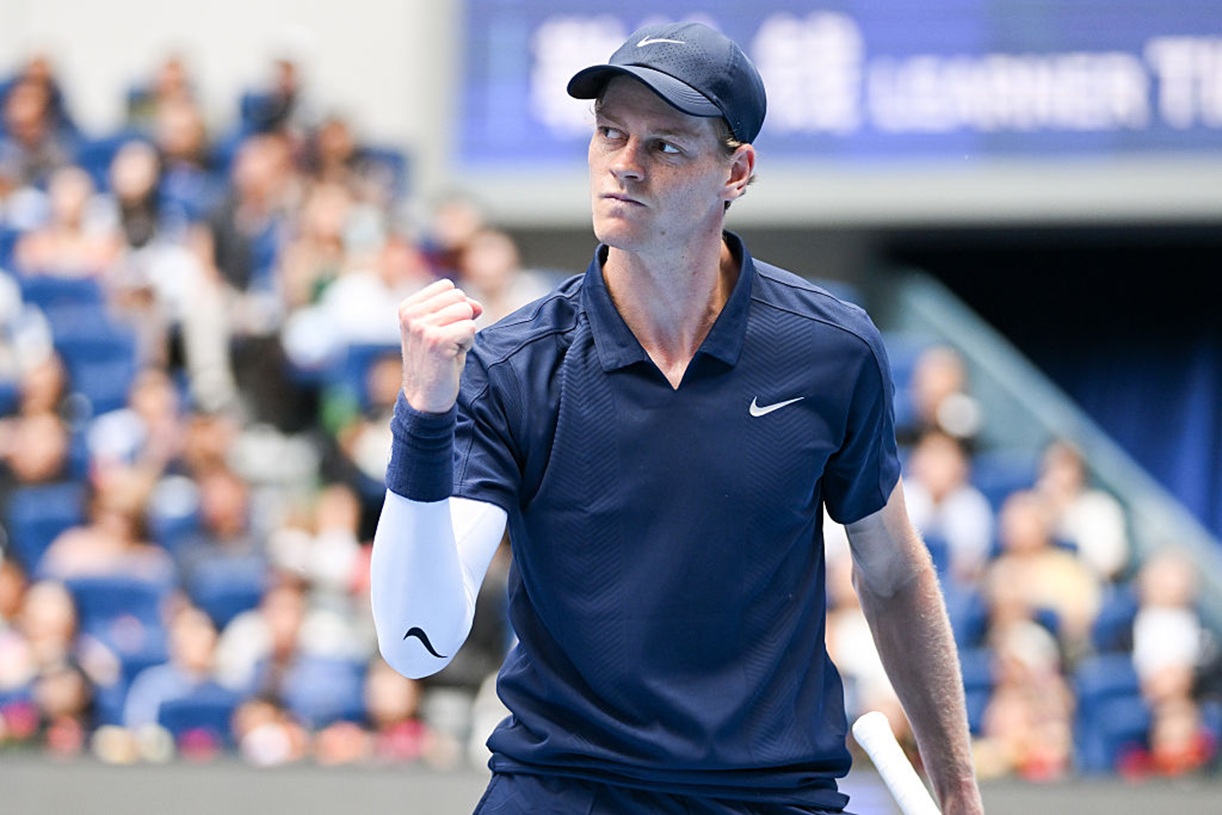 Sinner rozpoczął starania o chiński dublet. Pierwszą przeszkodę ma za sobą