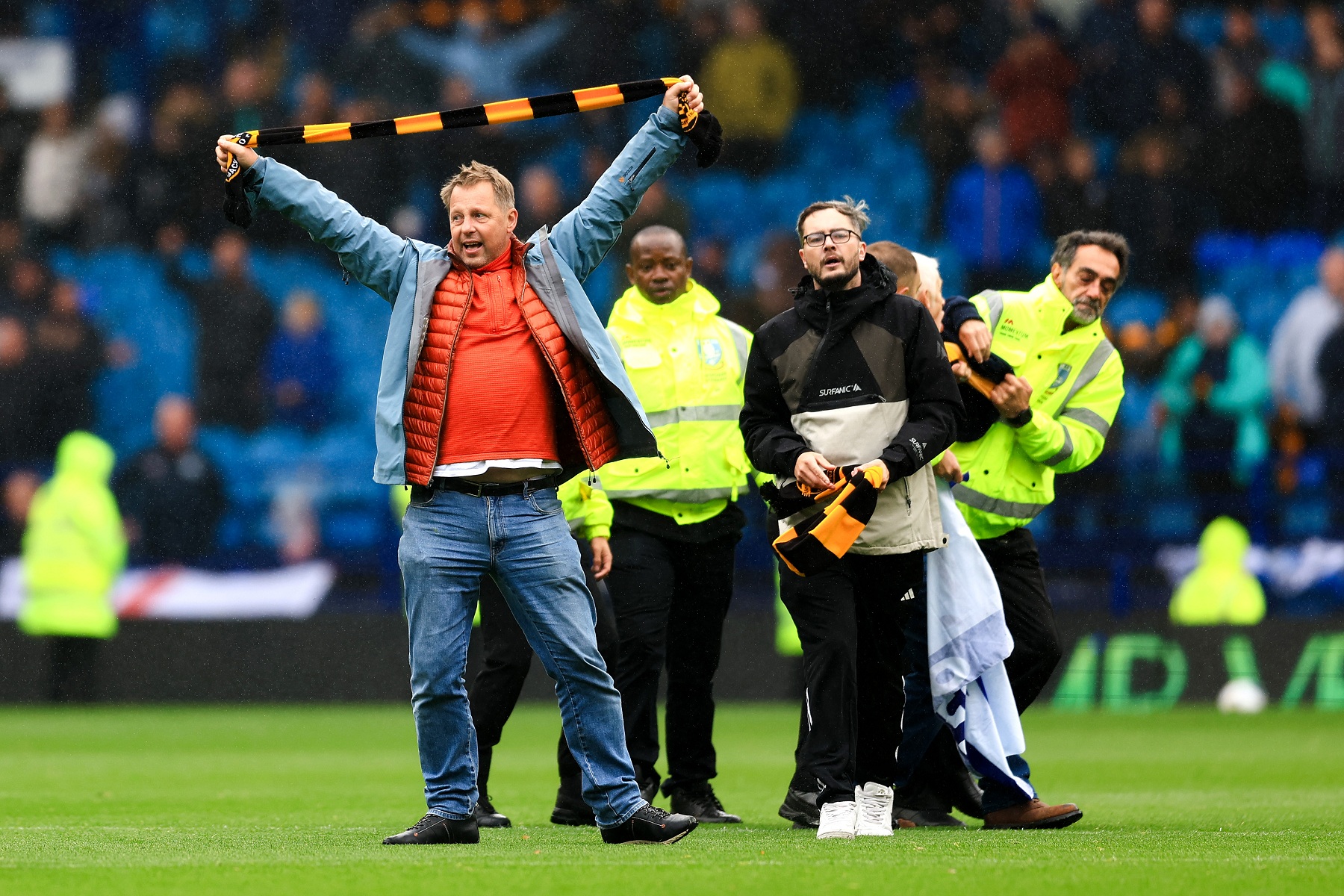 Kibice weszli na boisko w trakcie meczu. Został przerwany