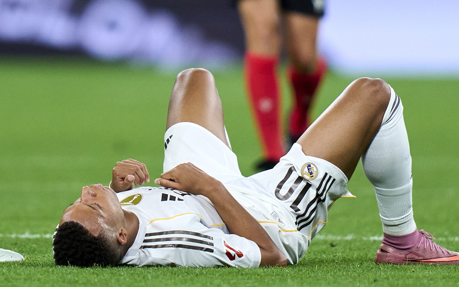 Niepokojąca scena. Kontuzja Kyliana Mbappe tuż przed końcem meczu