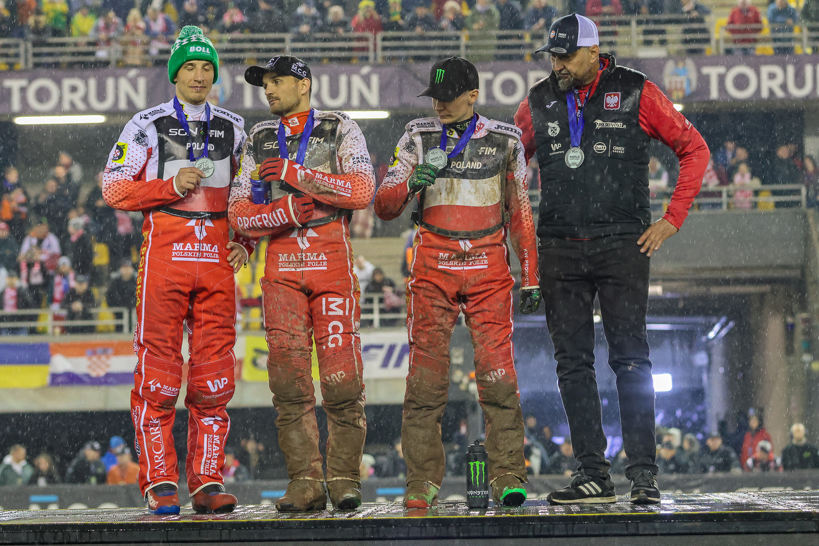 Porażka Polaków w SoN, utrzymanie Stali w elicie. Działo się w październiku