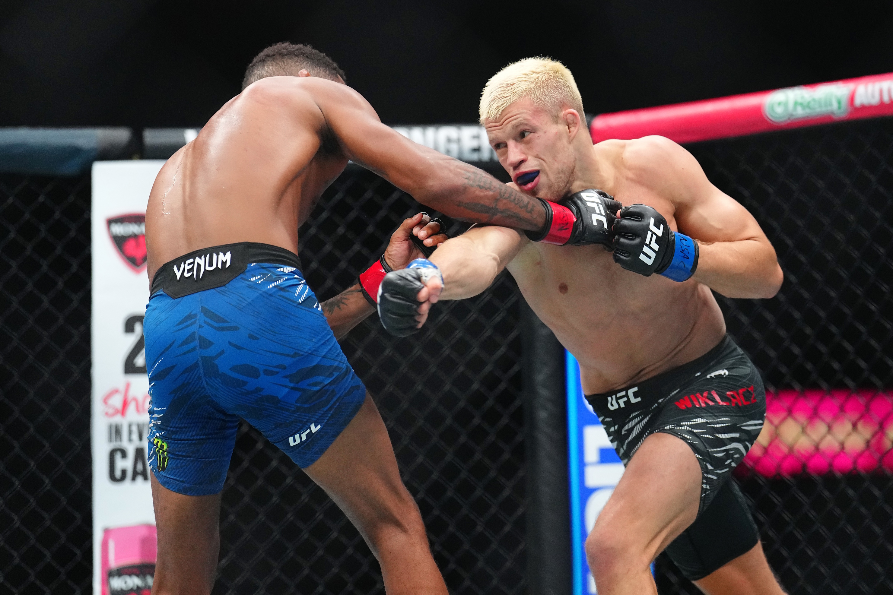 Były mistrz Bellatora pokonany! Zwycięski debiut Jakuba Wikłacza w UFC