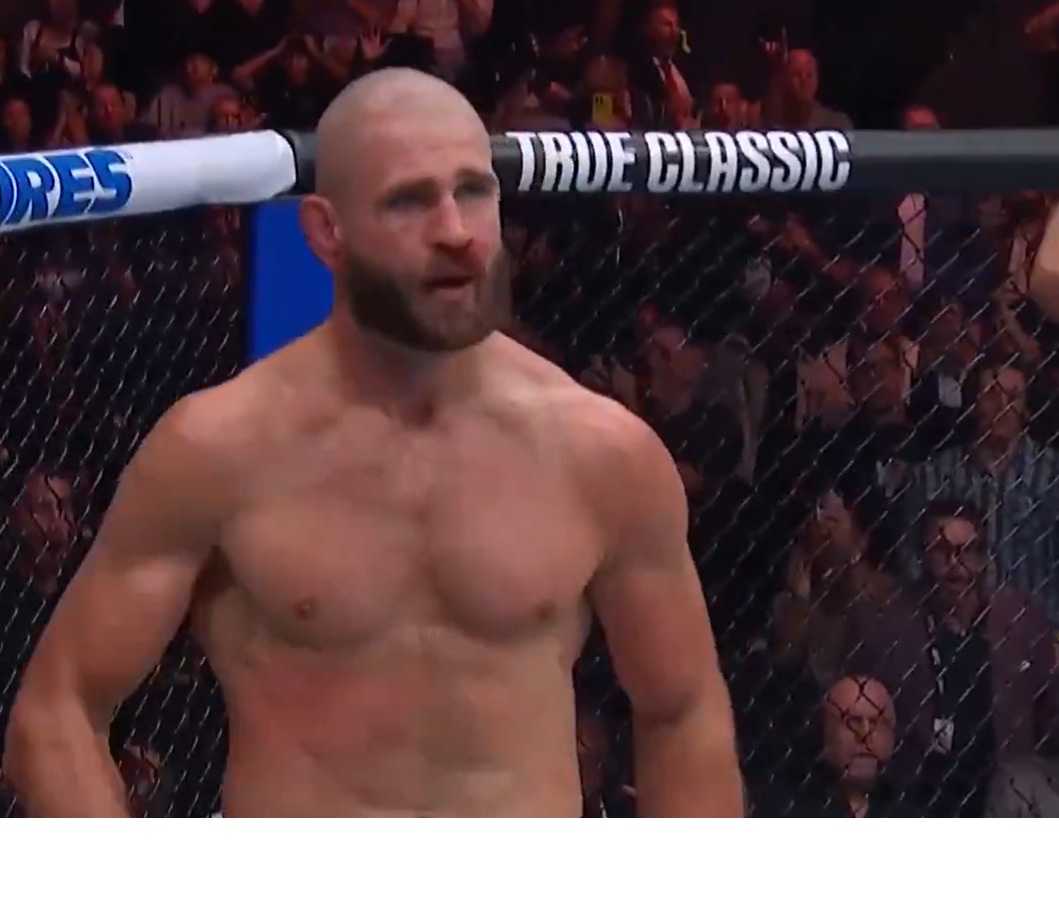 Festiwal przemocy w UFC! Prochazka brutalnie przełamał rywala