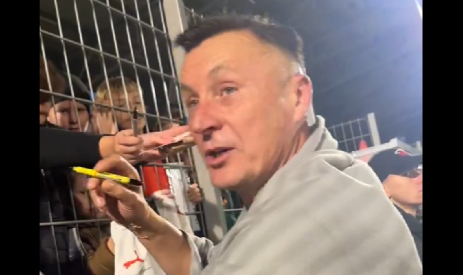 Zwrócił uwagę kibicom. "Może panie Hajto?"