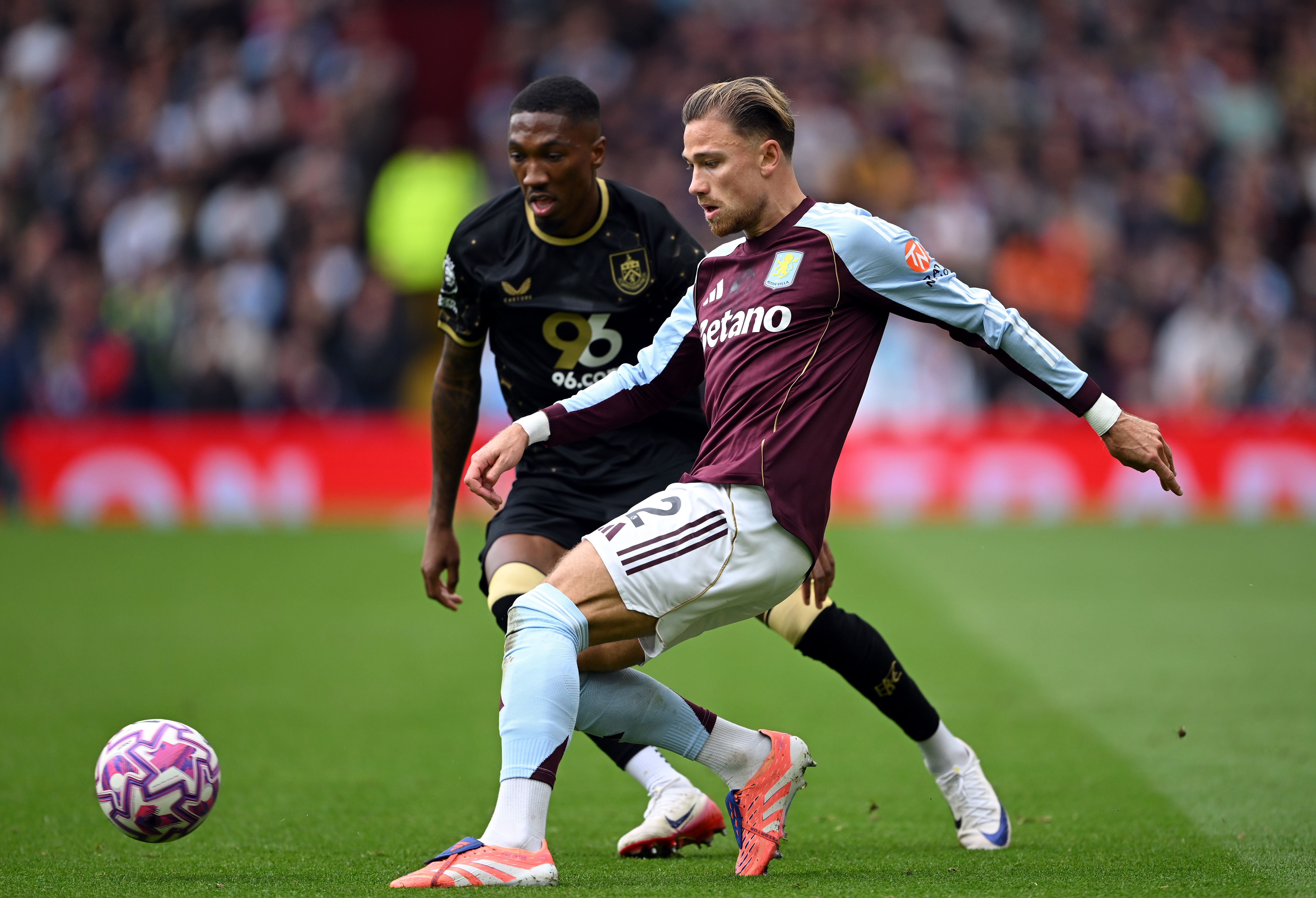 Dawka emocji w Premier League. Matty Cash był blisko gola