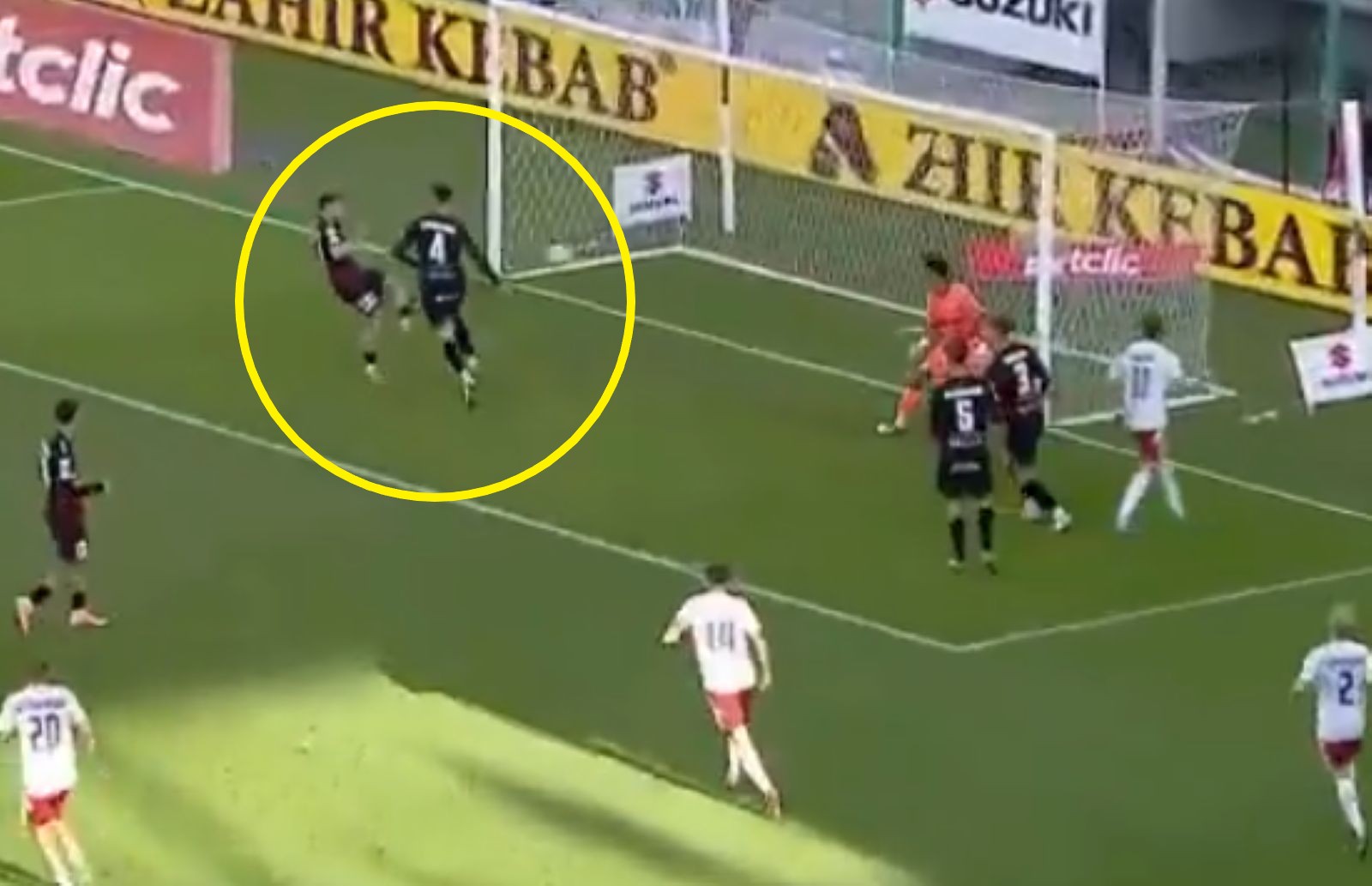 Co on najlepszego zrobił?! Kuriozalny gol w Łodzi