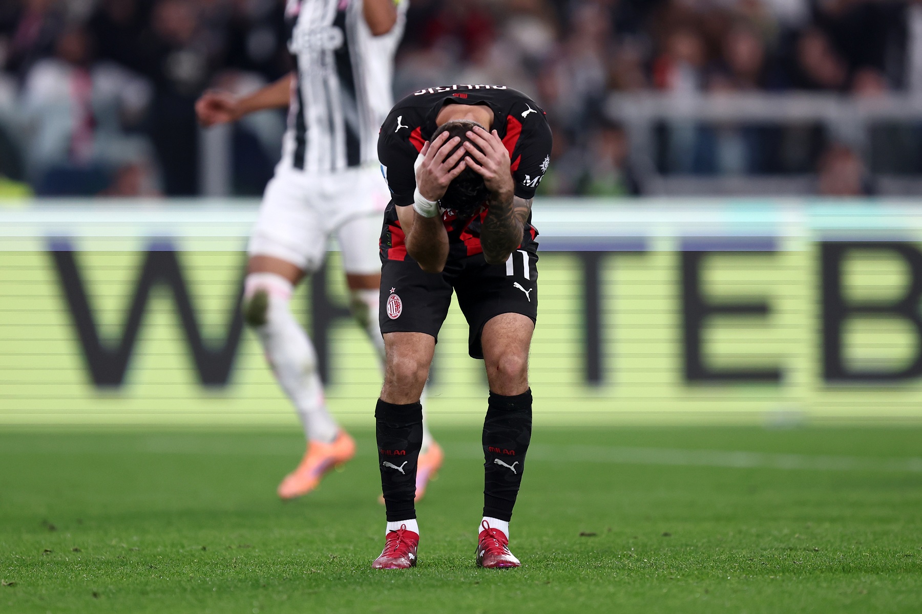 Zrobił to gorzej niż Lewandowski. Aż złapał się za głowę po rzucie karnym