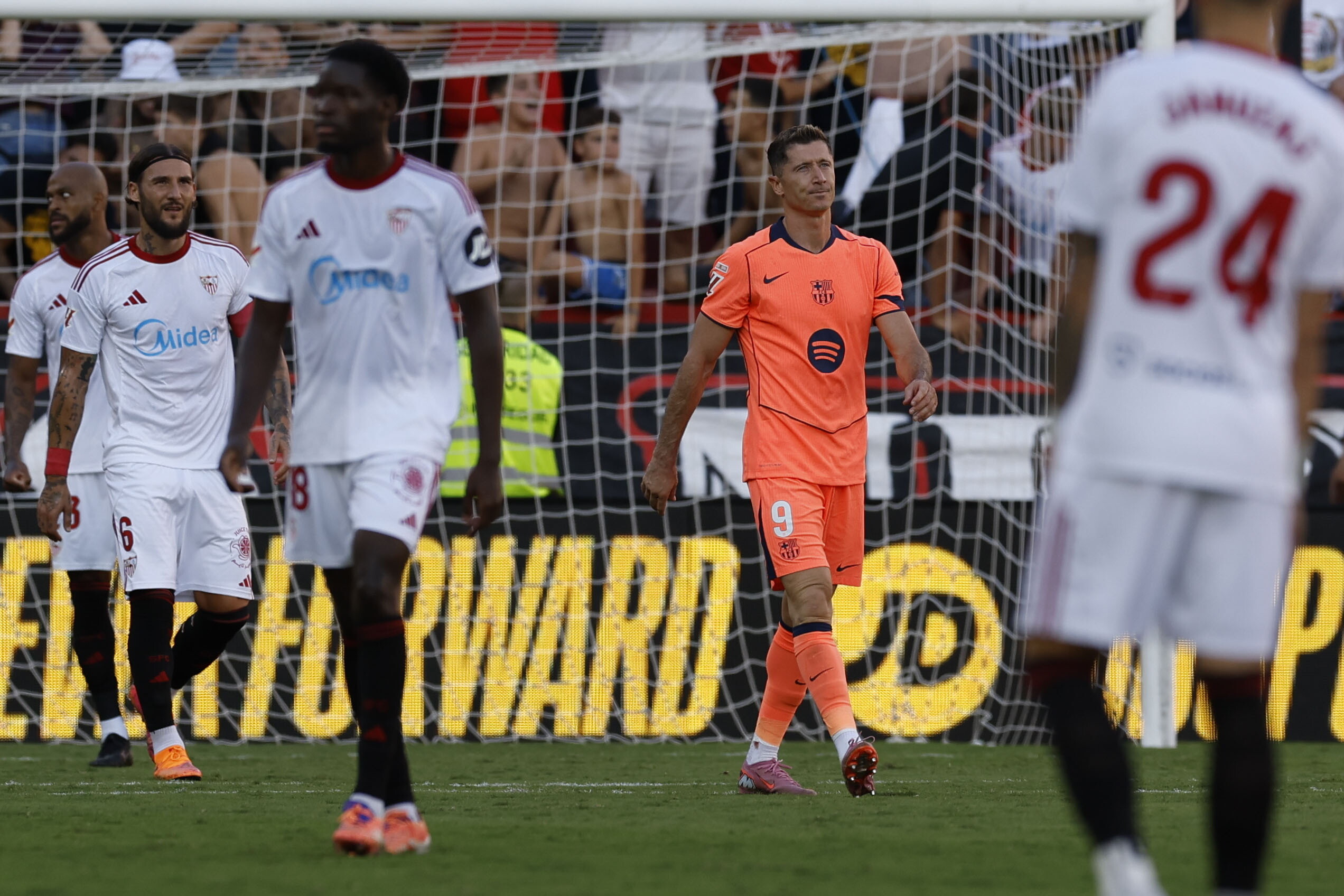 "Czasami przychodzą cięższe momenty". Lewandowski nie rozpamiętuje karnego