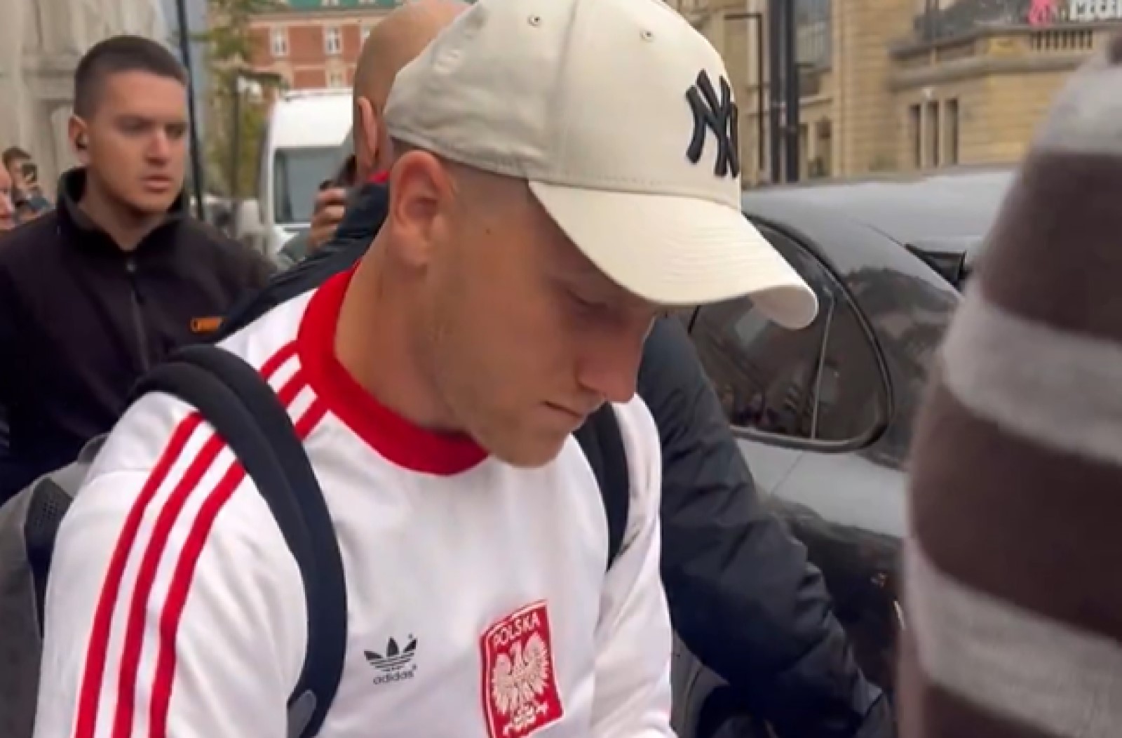 Zieliński zaskoczył "stylówką". Zobacz w czym przyjechał na zgrupowanie