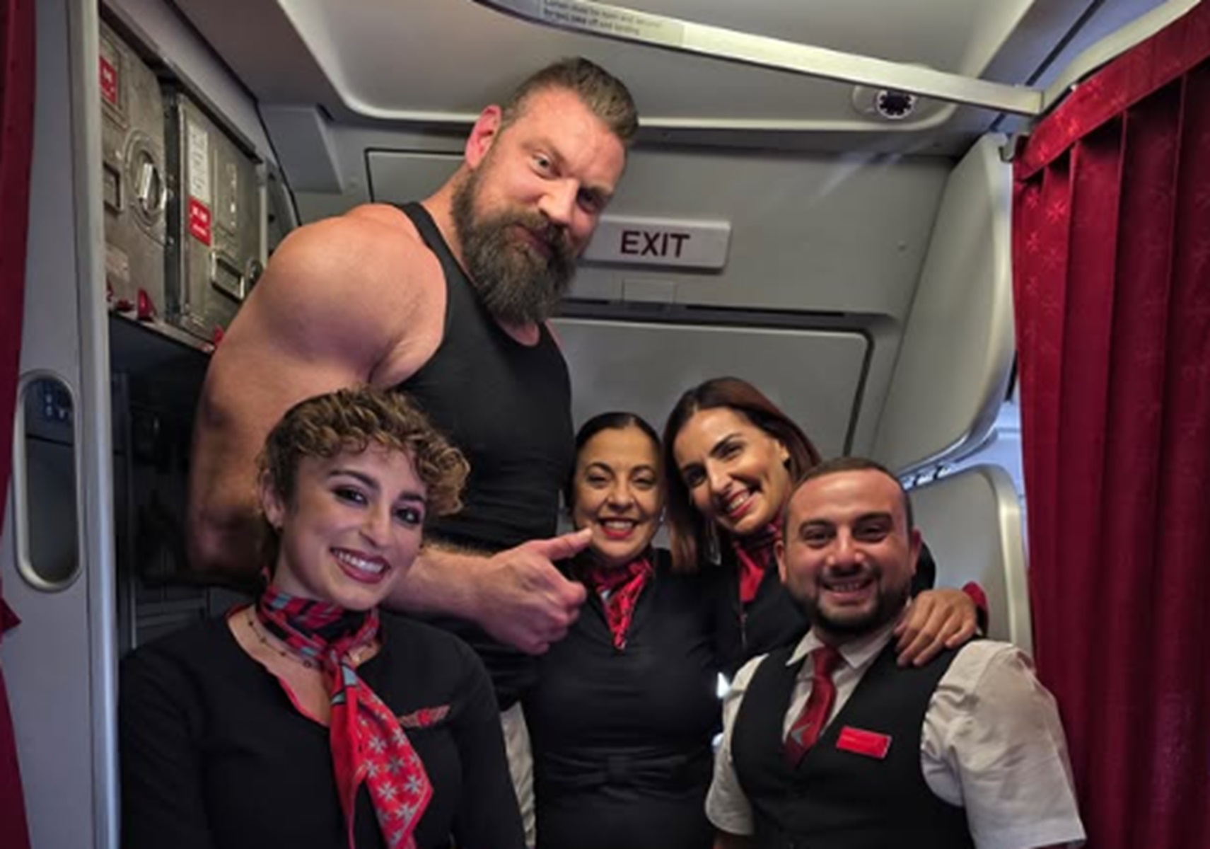 Ledwo zmieścił się w samolocie. Mówią o nim "gigant"