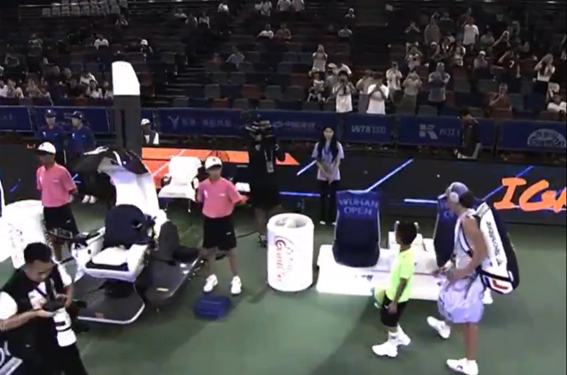 Wymowne sceny na meczu Świątek. Tak przywitali ją Chińczycy