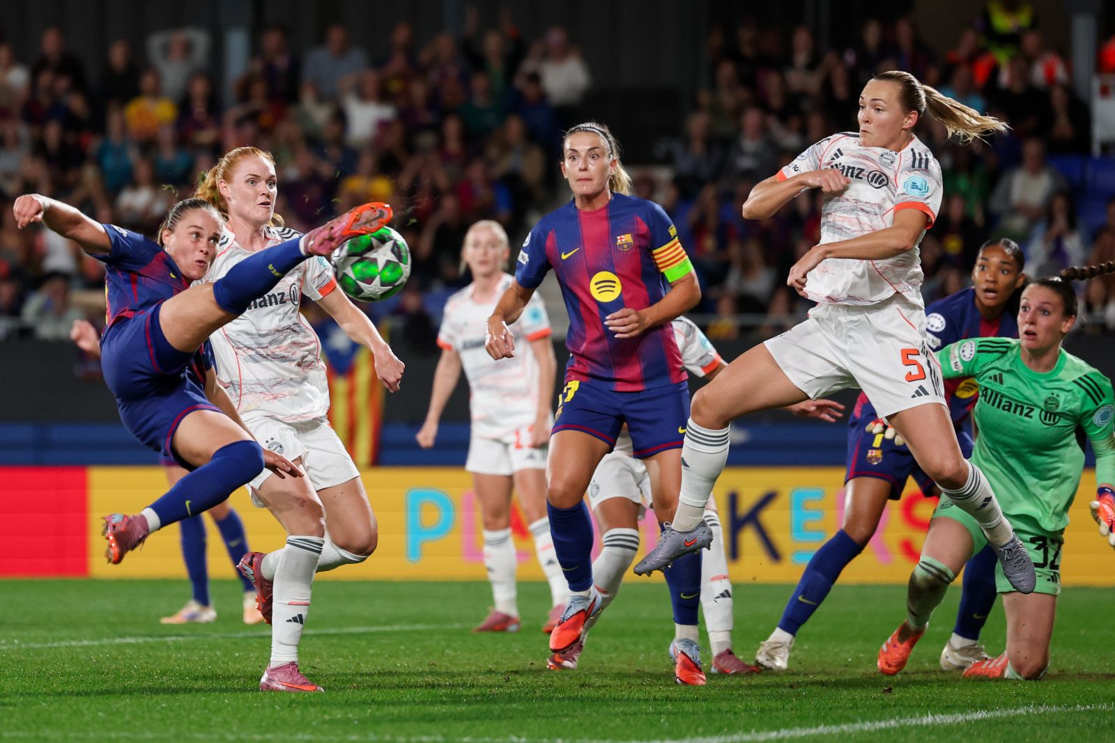 Hit Barcelona kontra Bayern. Oto co zrobiła Pajor