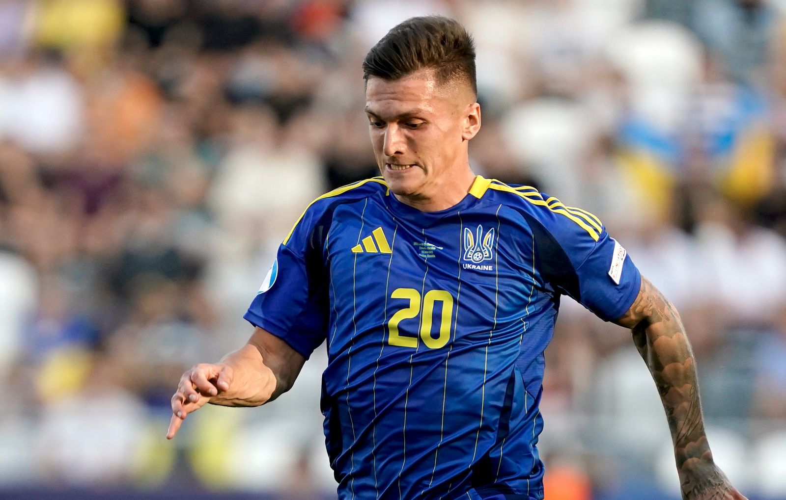 Po wybuchu wojny od razu wstąpił do wojska. Teraz może zadebiutować w kadrze