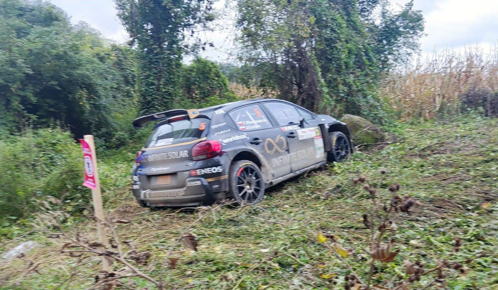 Wypadek podczas rajdu na Opolszczyźnie. Dwie osoby w szpitalu