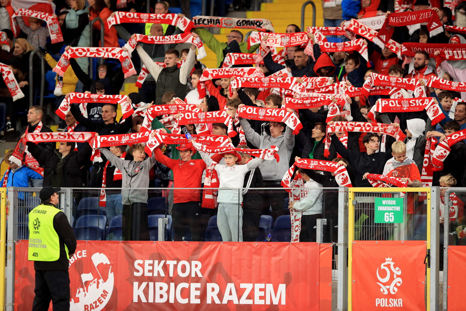 Mobilizacja w Kownie. Tak Litwini piszą o polskich kibicach