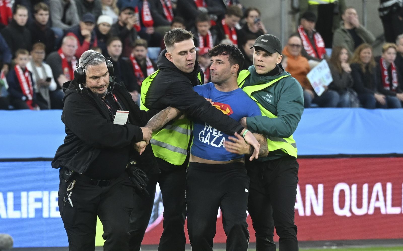 Przerwał mecz Izraela. Uwagę zwraca napis na jego koszulce