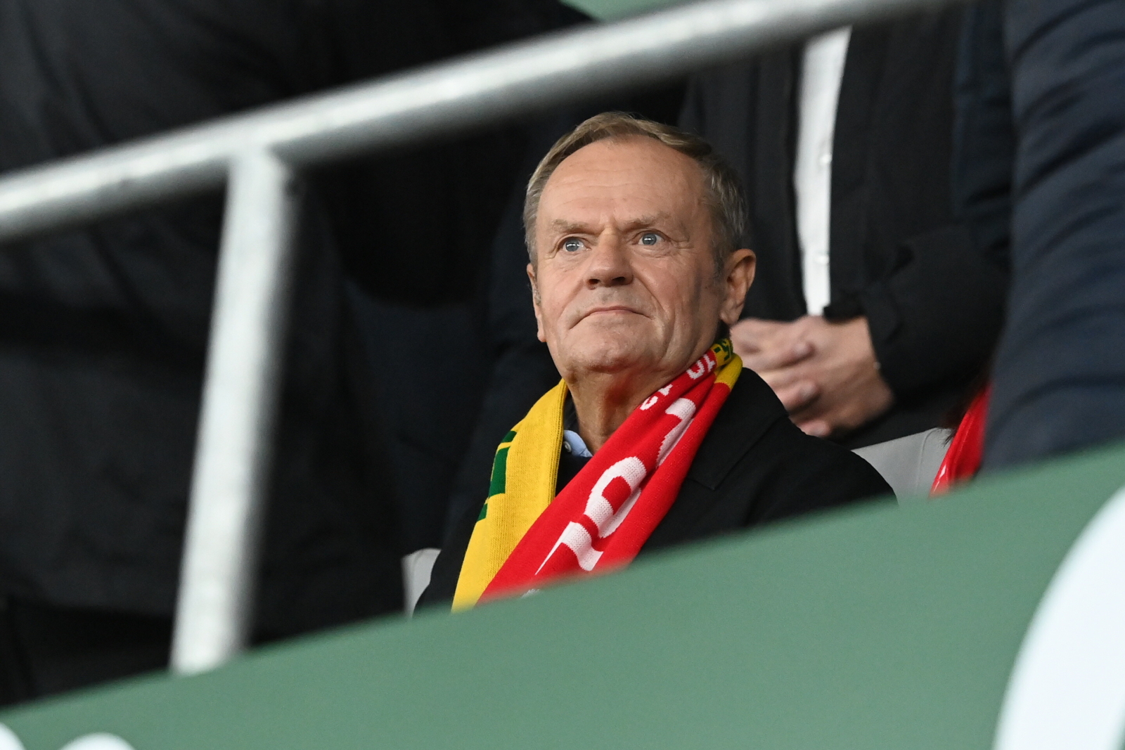 "Łączy nas piłka". Oto z kim zrobił sobie zdjęcie Tusk przed meczem