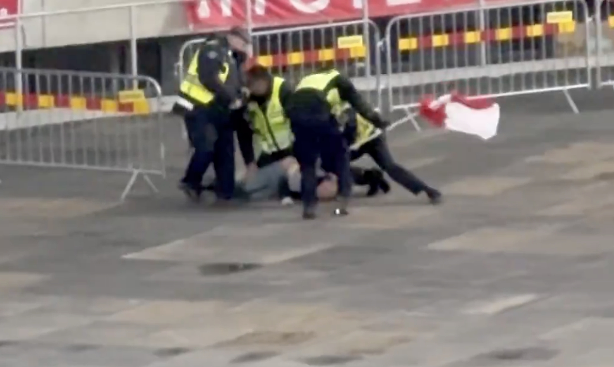 Ochrona użyła siły wobec polskiego kibica. Jest nagranie