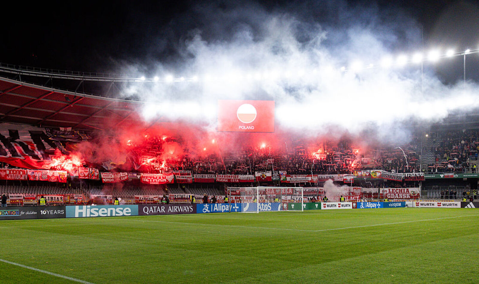 "Służby na miejscu". Media: reanimacja podczas meczu Polaków