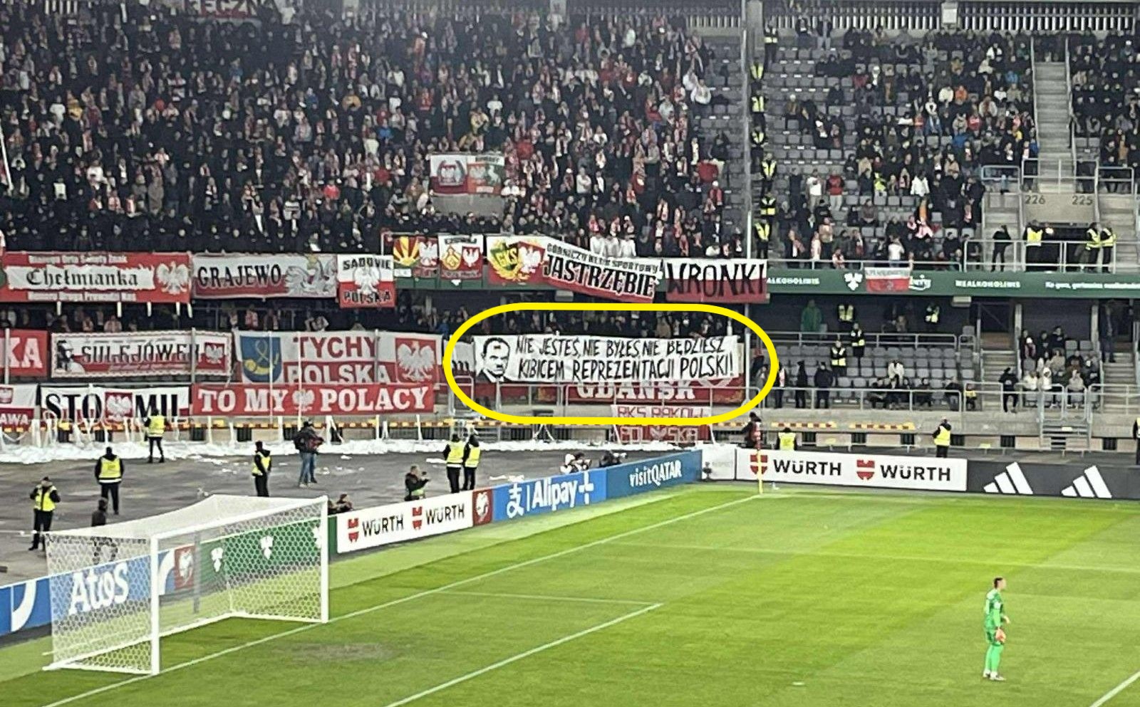 Uderzyli w Donalda Tuska. Oto jaki transparent wywiesili polscy kibice