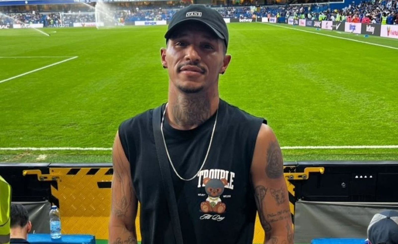 Strzelił siedem goli, a potem takie sceny. Czekało na niego 20 policjantów