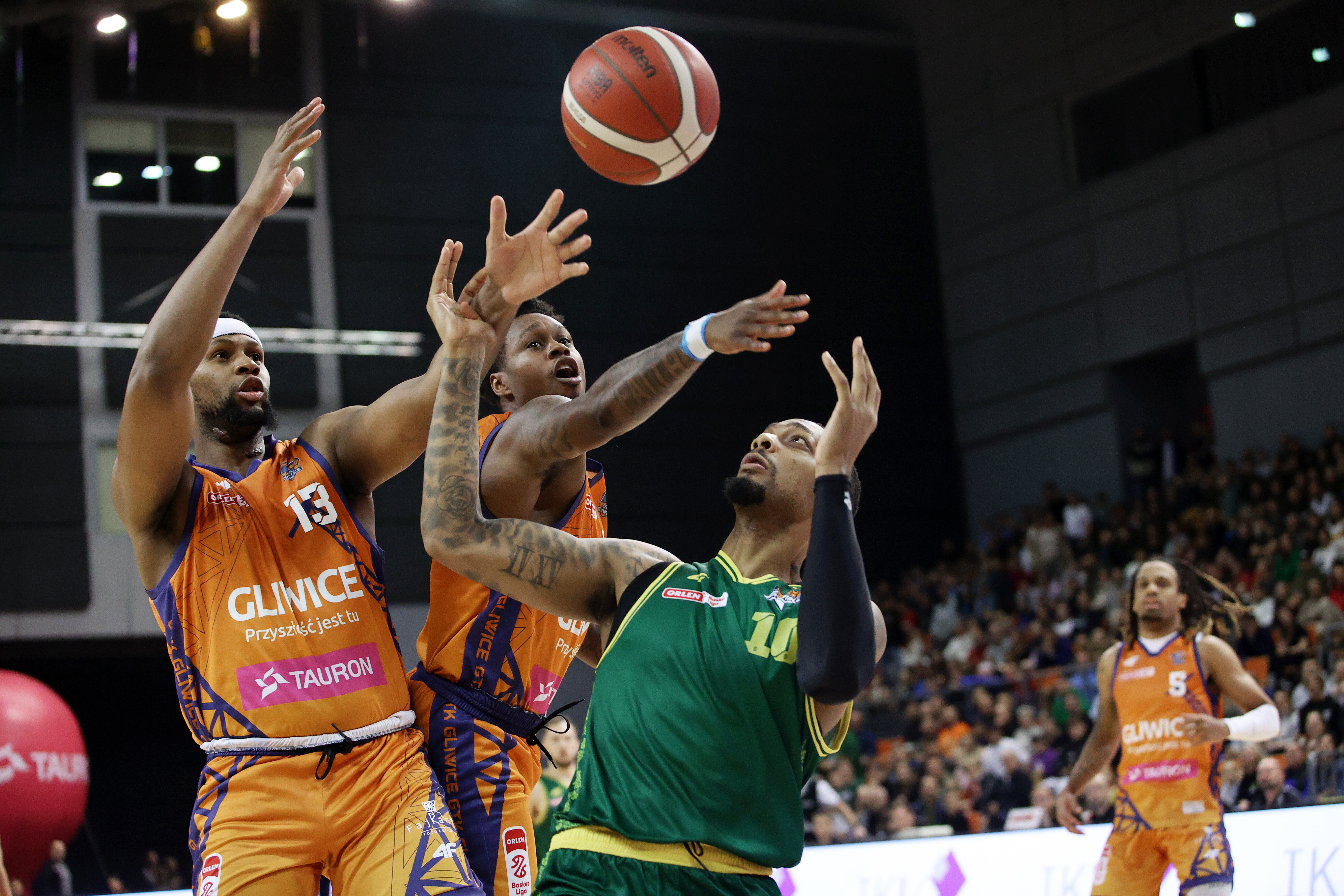 -59 po dwóch meczach. Zostali w blokach na starcie