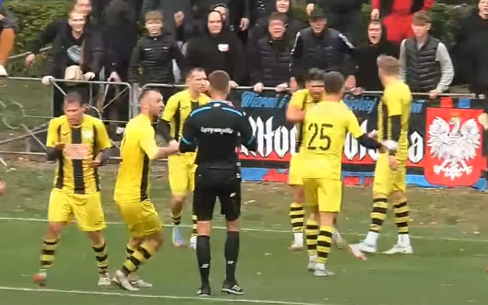 Skandal w trakcie meczu. Piłkarz został trafiony prosto w twarz [WIDEO]