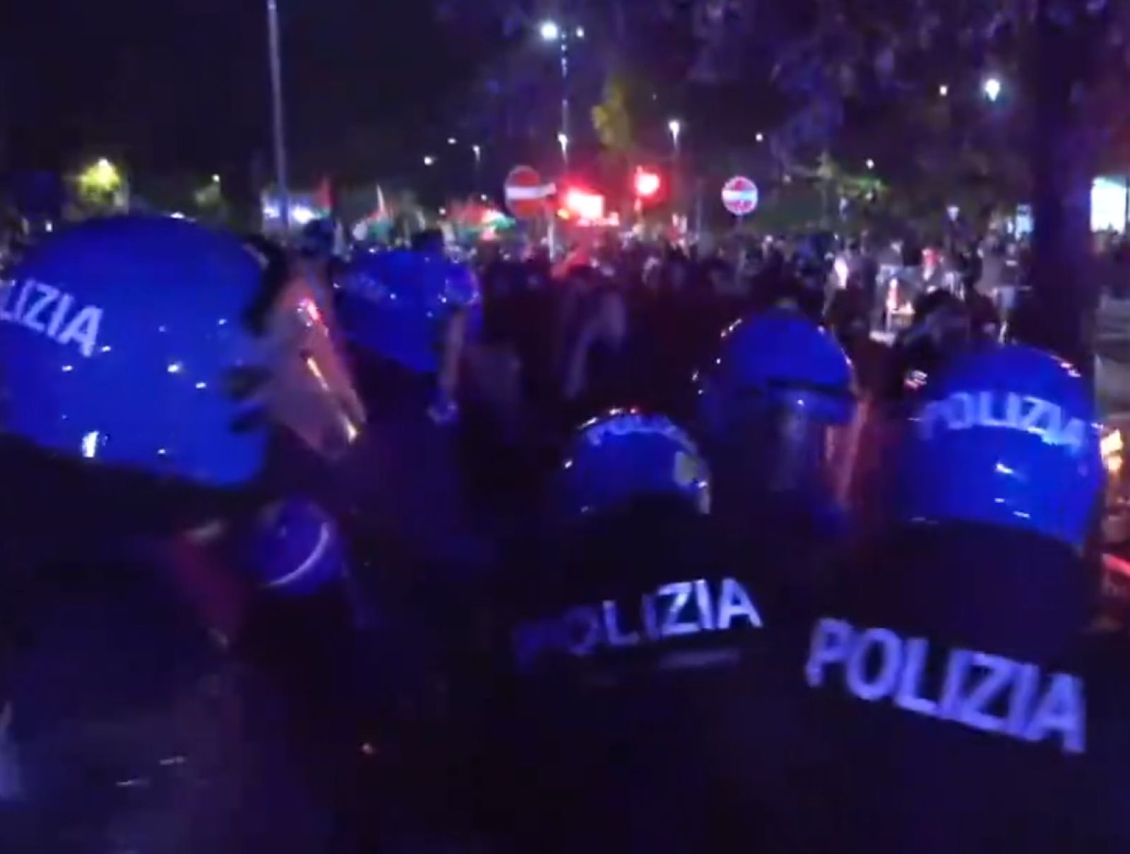 Grał Izrael, a poza stadionem zamieszki. Ranni dziennikarze. "Uraz czaszki"