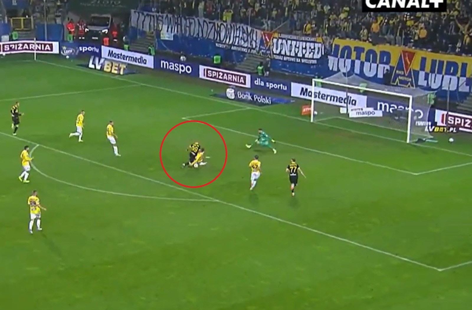 Kuriozalny gol w Ekstraklasie. Strzelił... ręką [WIDEO]