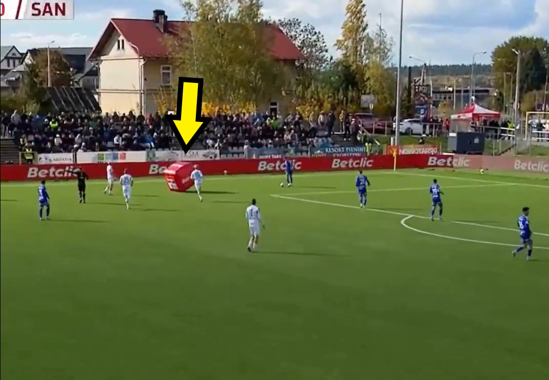 Bardzo nietypowa sytuacja w polskiej lidze. Spójrz, co znalazło się na boisku