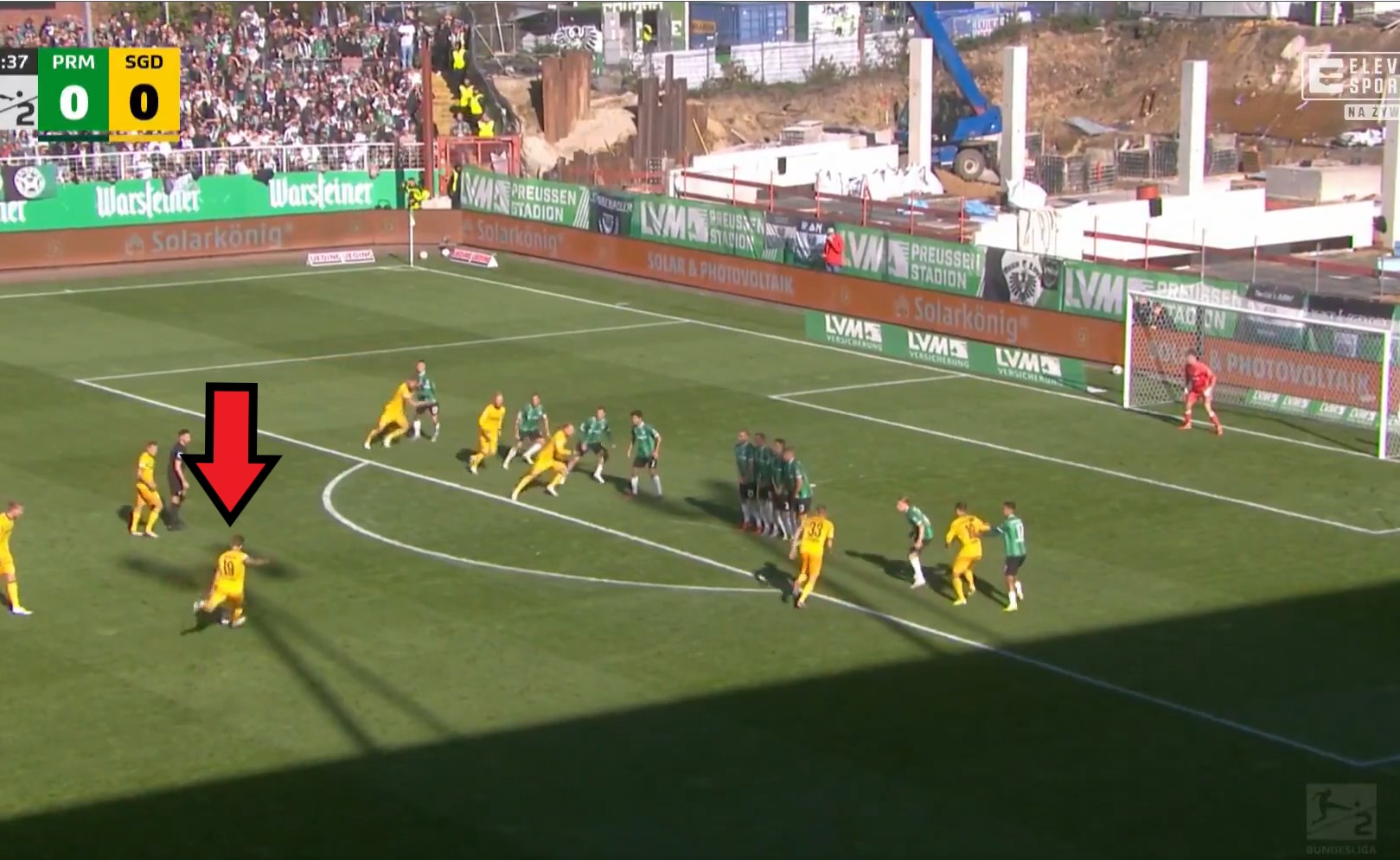 Perfekcyjny strzał z rzutu wolnego. Trafił w okienko [WIDEO]