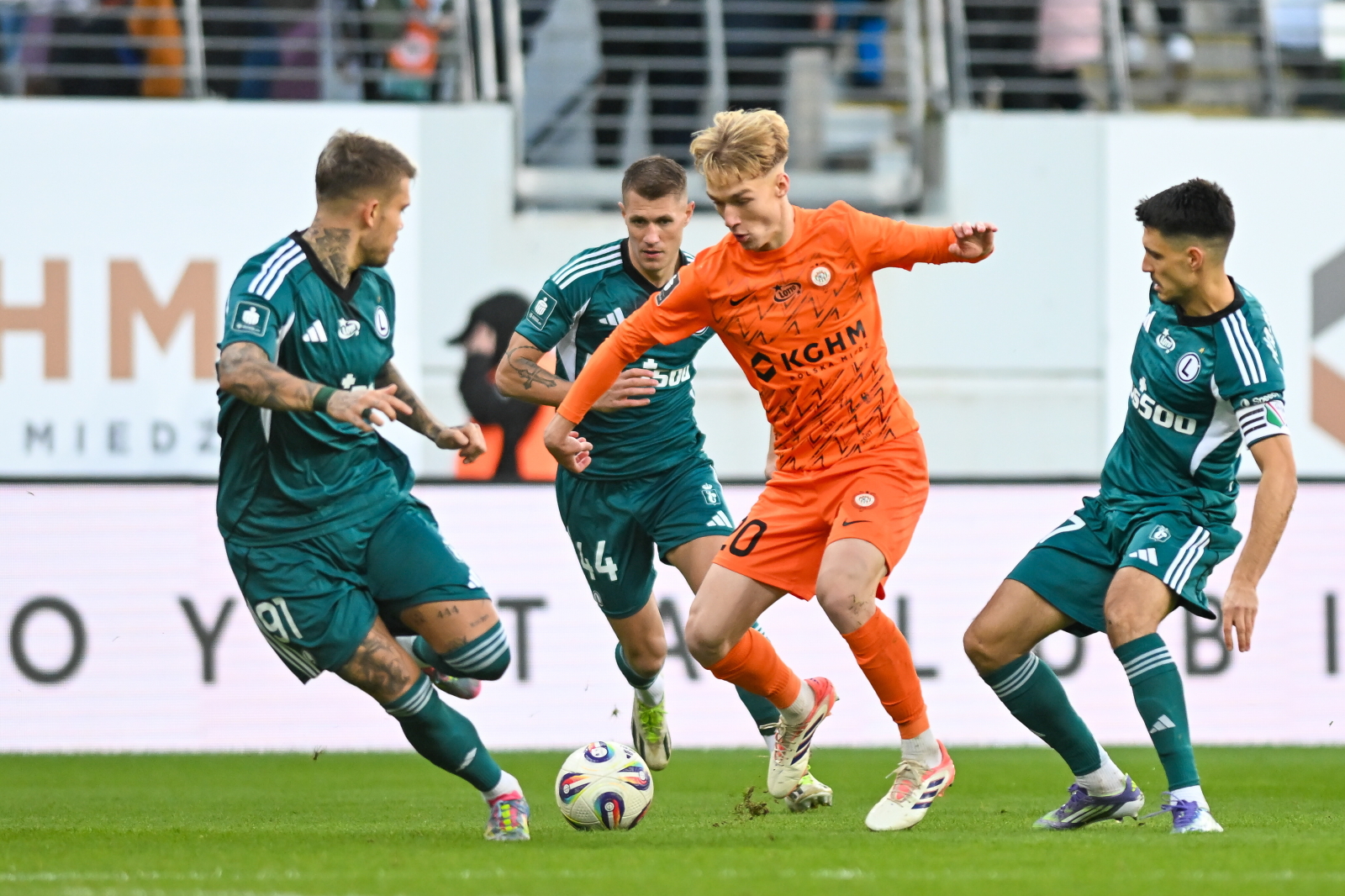 PKO Ekstraklasa: Legia grzęźnie w środku, Piast na dnie, zobacz tabelę